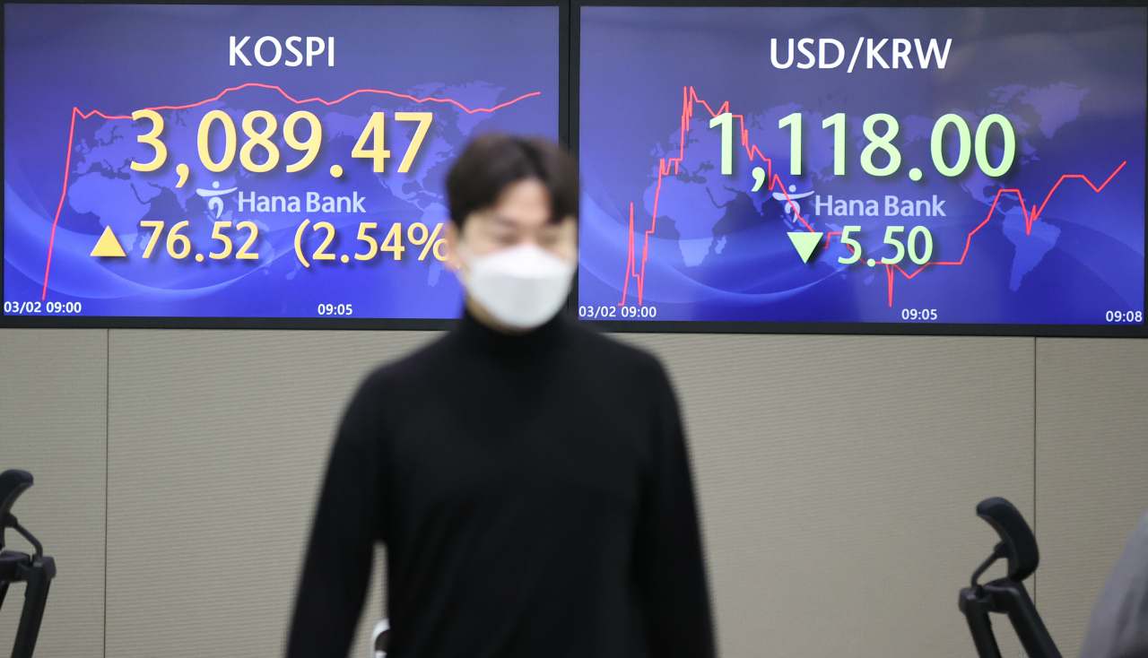 2일 오전 서울 중구 하나은행 딜링룸에서 한 딜러가 자리로 향하고 있다. 이날 원·달러 환율은 전일 대비 6.5원 내린 1117.0원에 개장했다. [연합]