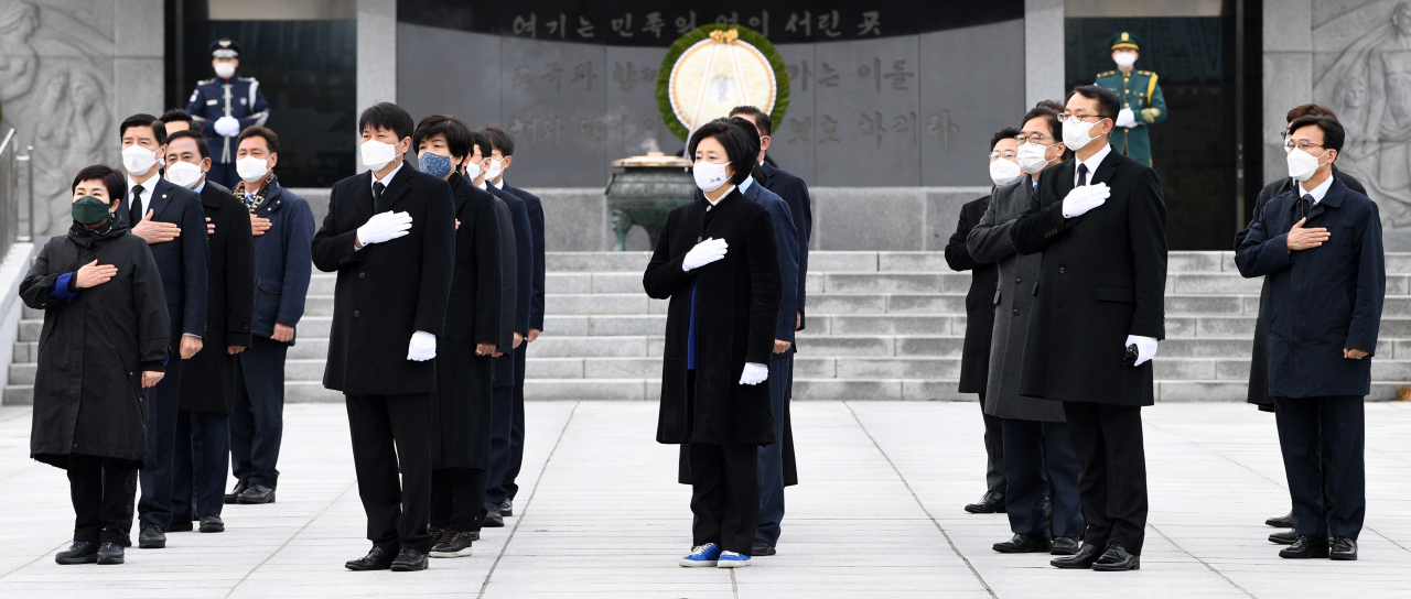 박영선 더불어민주당 서울시장 후보와 동료의원들이 2일 오전 서울 동작구 국립서울현충원 내 현충탑을 참배한 뒤 국기에 경례하고 있다. [연합]