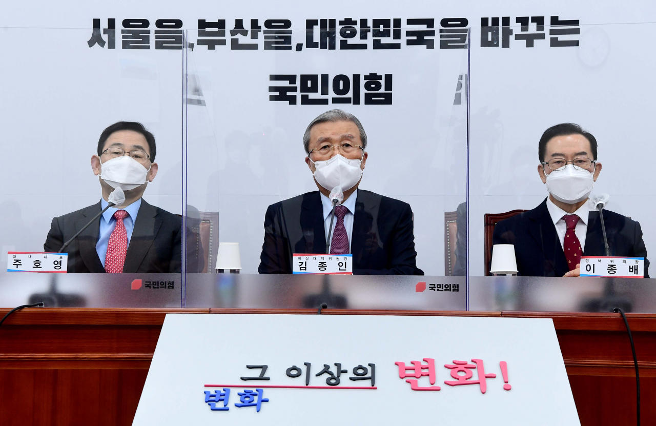 김종인 국민의힘 비상대책위원장(가운데)과 주호영 원내대표(왼쪽)가 2일 서울 여의도 국회에서 열린 비상대책위원회의에서 발언을 하고 있다. [헤럴드경제=이상섭 기자]