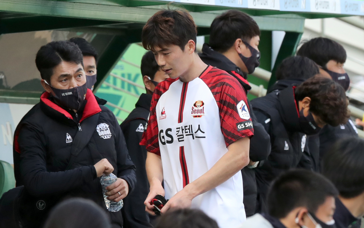 지난 27일 전주월드컵경기장에서 열린 K리그1 전북 현대와 FC서울의 개막전에 선발 출전한 기성용이 전반 중반 교체된 뒤 벤치로 향하고 있다. [연합]