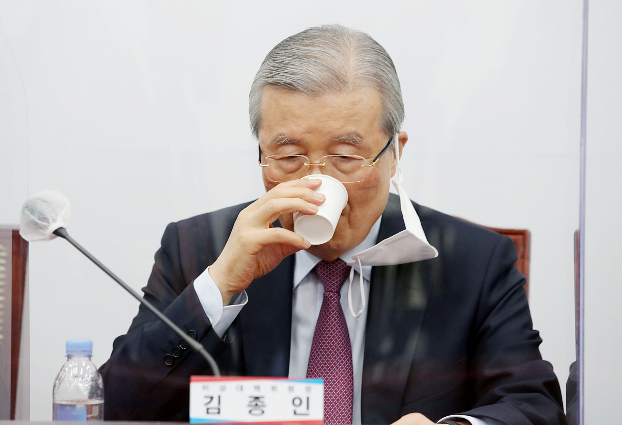 김종인 국민의힘 비상대책위원장이 2일 오전 서울 여의도 국회에서 열린 비상대책위원회의에서 물을 마시고 있다. [이상섭 기자]