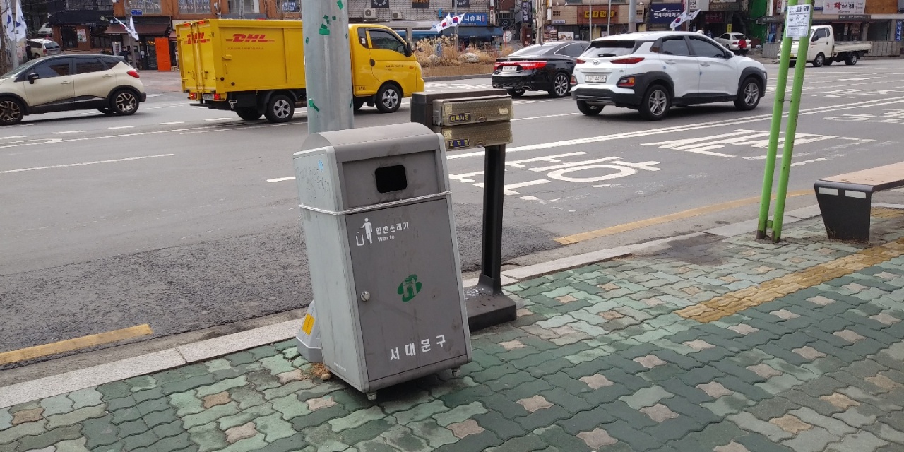 A public trash can is placed near Chungjeongno station in Seodaemun District, western Seoul. (Ko Jun-tae/The Korea Herald)