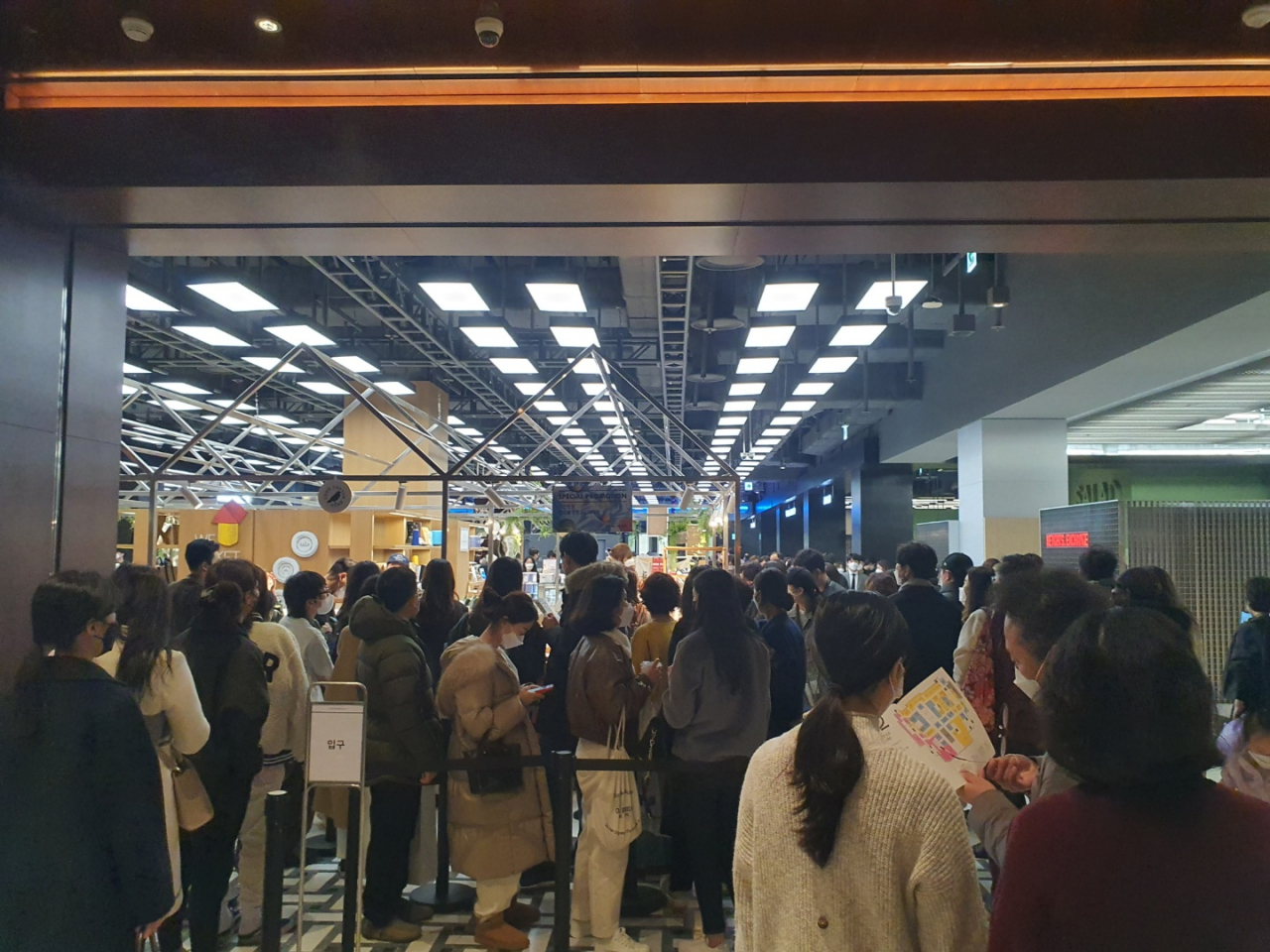 지난달 28일 오후 서울 여의도 더현대서울 매장 앞에 대기줄이 길게 늘어져 있다. [김빛나 기자]