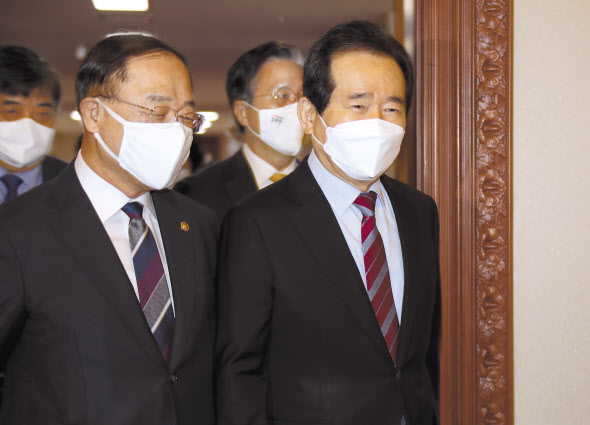 정세균 국무총리와 홍남기 부총리 겸 기획재정부 장관이 2일 정부서울청사에서 열린 국무회의에 참석하고 있다. 정부는 이날 문재인 대통령 주재로 열린 국무회의에서 2021년도 추가경정예산안(2차 맞춤형 피해지원대책)을 확정했다고 밝혔다. [연합]