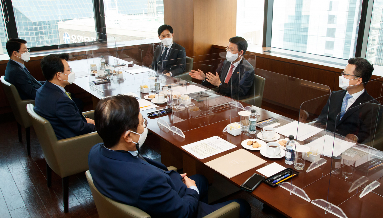 은성수 금융위원장이 지난달 22일 서울 중구 은행회관에서 금융협회장 간담회를 진행하고 있다. 이날 회의서 소상공인·중소기업의 대출금 상환 연기 조치를 6개월 재연장이 필요하다는데 공감대를 형성했다. [금융위 제공]
