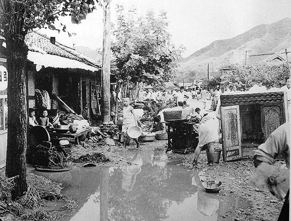 1962년 8월 순천 동천 범람으로 침수피해를 입은 주민들이 복구공사를 벌이고 있다. [순천시 제공]