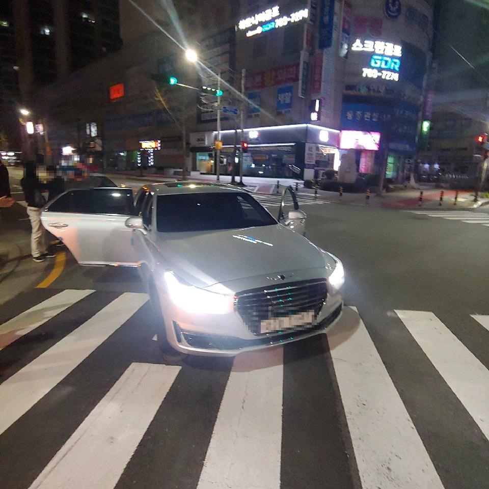 만취해 난폭 운전을 하다 경찰에 검거된 A씨 차량. [부산경찰청 제공]
