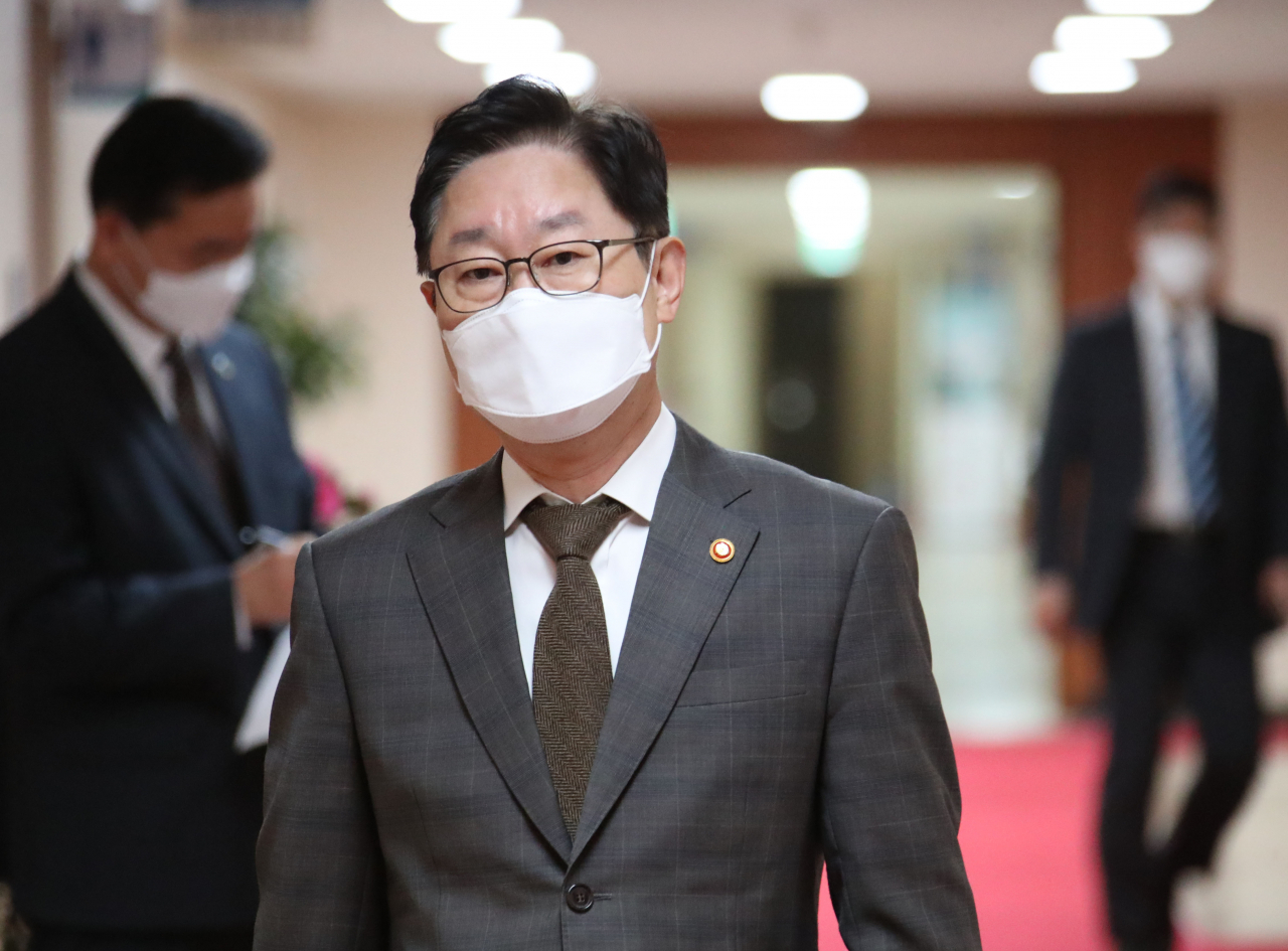 박범계 법무부 장관이 2일 정부서울청사에서 열린 국무회의에 참석하고 있다. [연합]