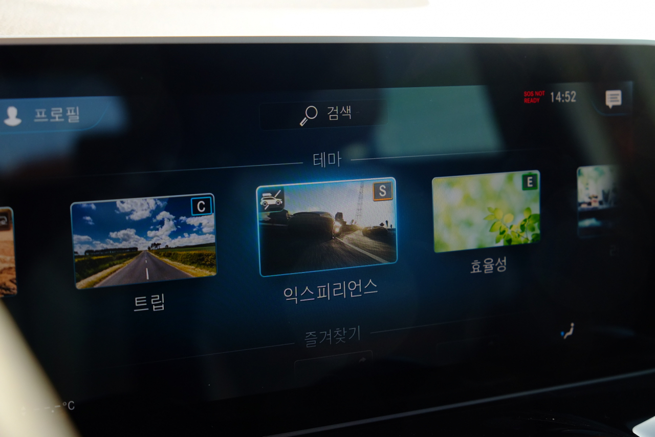 계기판과 앰비언트 라이트를 포함한 전반적인 주행 옵션 변화를 테마를 통해 간단하게 변경할 수 있다. 엔진의 응답성부터 연비 운전, 험로 주행, 주행 구동계 등 모든 부분을 세세하게 선택할 수 있다. 성능도 성능이지만, 일단 보여지는 것이 재밌다. [정찬수 기자]