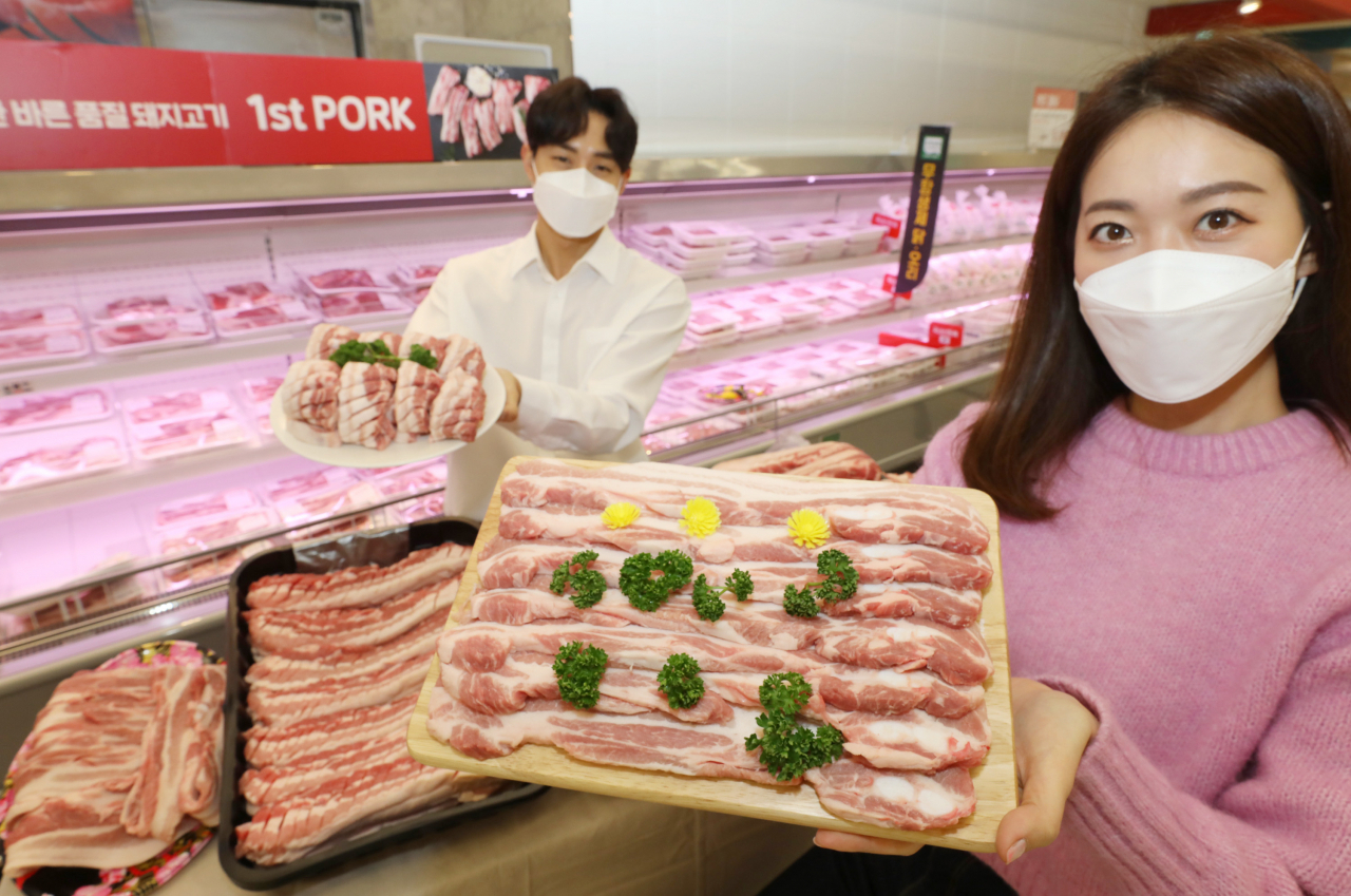 2일 이마트 성수점에서 모델들이 '삼겹살 데이' 행사를 소개하고 있다. [이마트 제공]