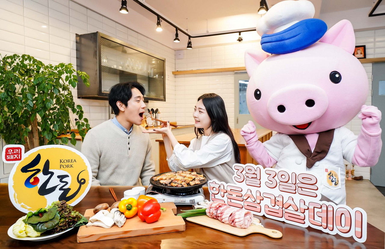 모델들이 한돈자조금이 진행하는 '한돈 삼겹살데이 프로모션'을 소개하고 있다. [한돈자조금관리위원회 제공]