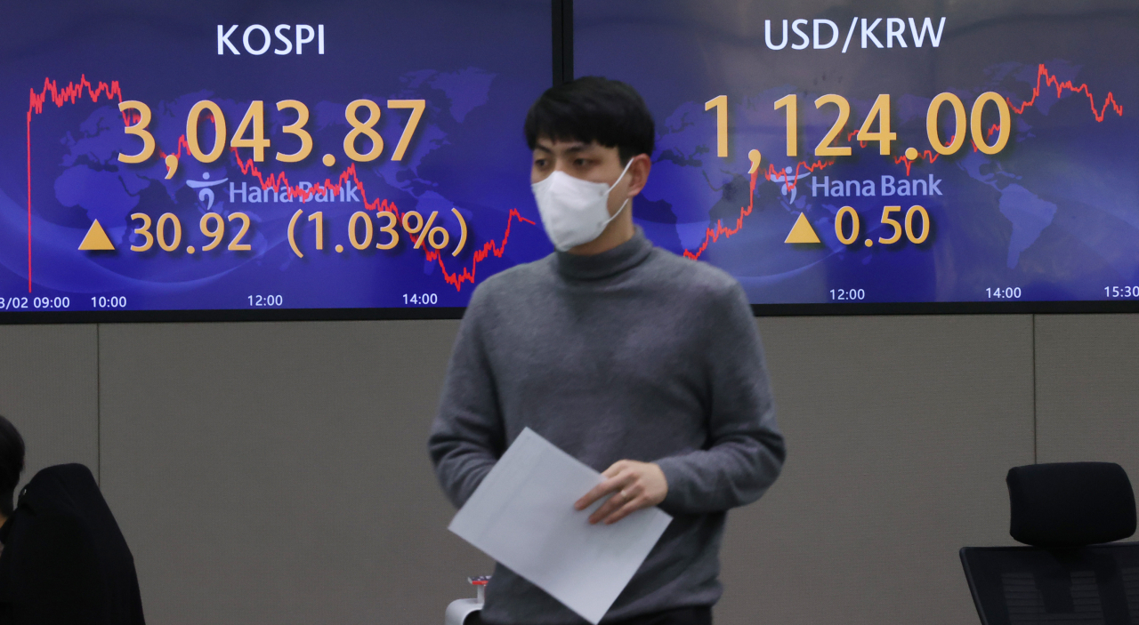 2일 달러 대비 원화 환율은 전날보다 0.5원 오른 1124.0원에 거래를 마쳤다. 2거래일 연속 상승 마감이다. 사진은 이날 오후 서울 중구 명동 하나은행 본점 딜링룸 모습. [연합]
