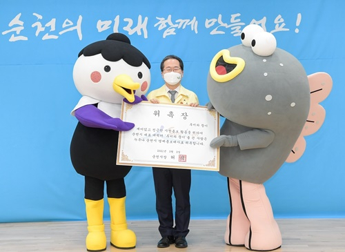 순천시 캐릭터 루미와 뚱이가 2일 허석 순천시장으로부터 위촉장을 받고 있다. [순천시 제공]