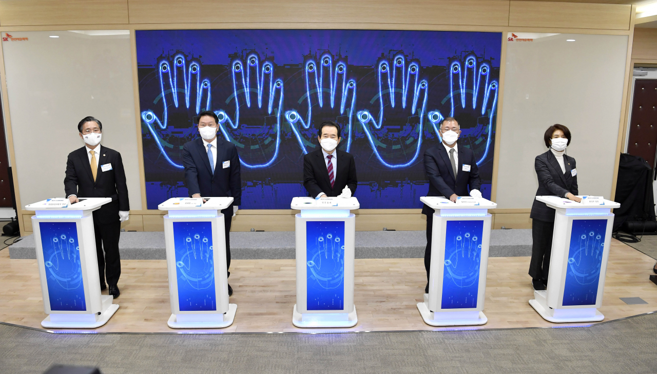 2일 열린 수소 생태계 구축 퍼포먼스 참석자들이 기념사진을 찍고 있다. (왼쪽부터) 성윤모 산업통상자원부 장관, 최태원 SK그룹 회장, 정세균 국무총리, 정의선 현대차그룹 회장, 한정애 환경부장관[현대차그룹 제공]