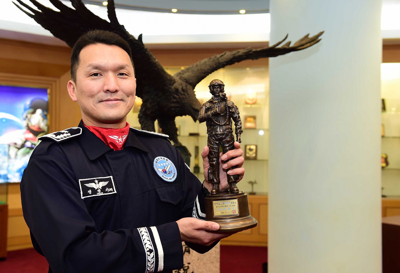 공군은 2일 이성용 공군참모총장 주관으로 ‘2020년 공군 최우수 조종사’ 시상식을 개최했다. 대통령 표창을 수상한 전영기 소령(38·공사 53기)이 트로피를 들어 보이고 있다. [공군 제공]