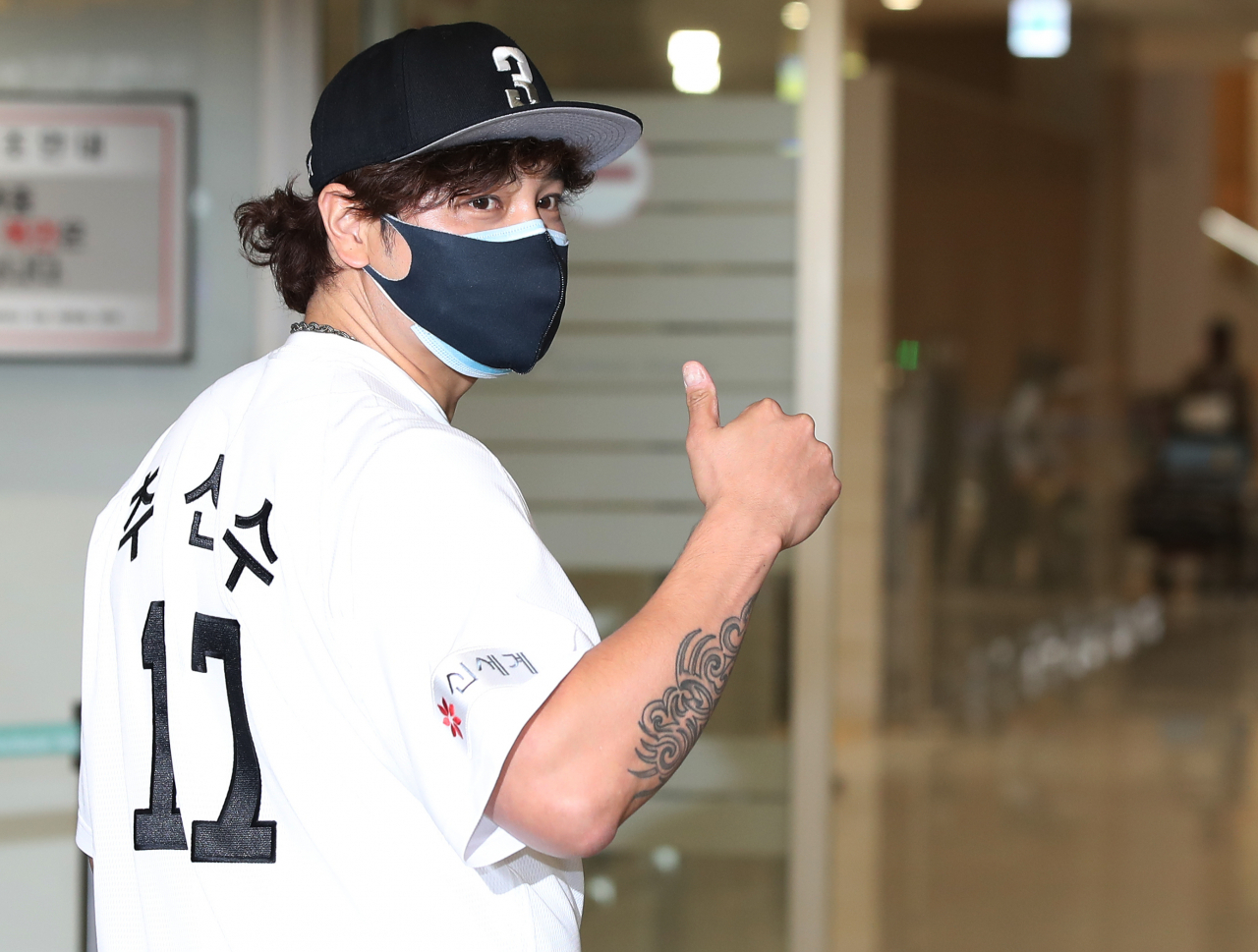 미국프로야구 메이저리그(MLB) 텍사스 레인저스 구단에서 활약하다 신세계이마트 야구단에 입단한 추신수가 25일 인천국제공항 제2터미널을 통해 귀국해 임시 팀 유니폼을 입은 뒤 포즈를 취하고 있다. [연합]