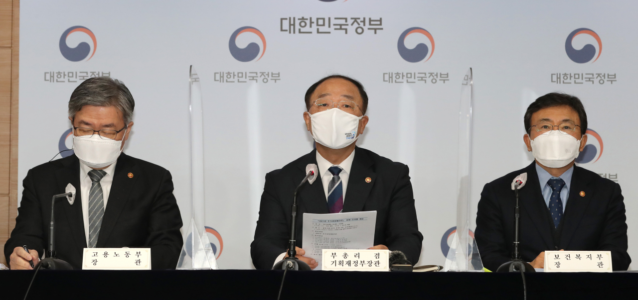 홍남기 경제부총리 겸 기획재정부 장관이 2일 정부서울청사에서 관계부처 장관들과 함께 2021년 추가경정예산안 발표하고 있다. [연합]