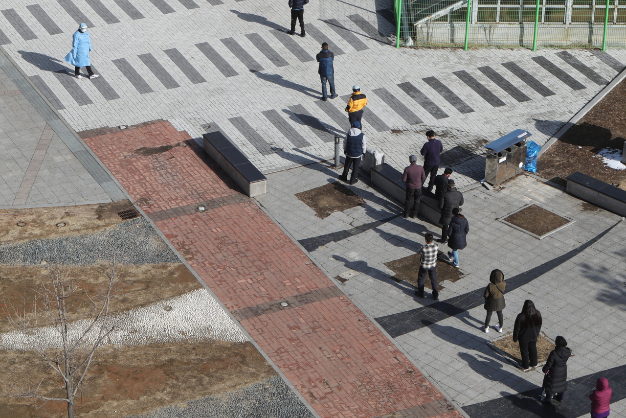 2일 경기도 동두천시 중앙도심공원 임시선별진료소에서 시민들이 신종 코로나바이러스 감염증(코로나19) 검사를 위해 줄지어 기다리고 있다. [연합]
