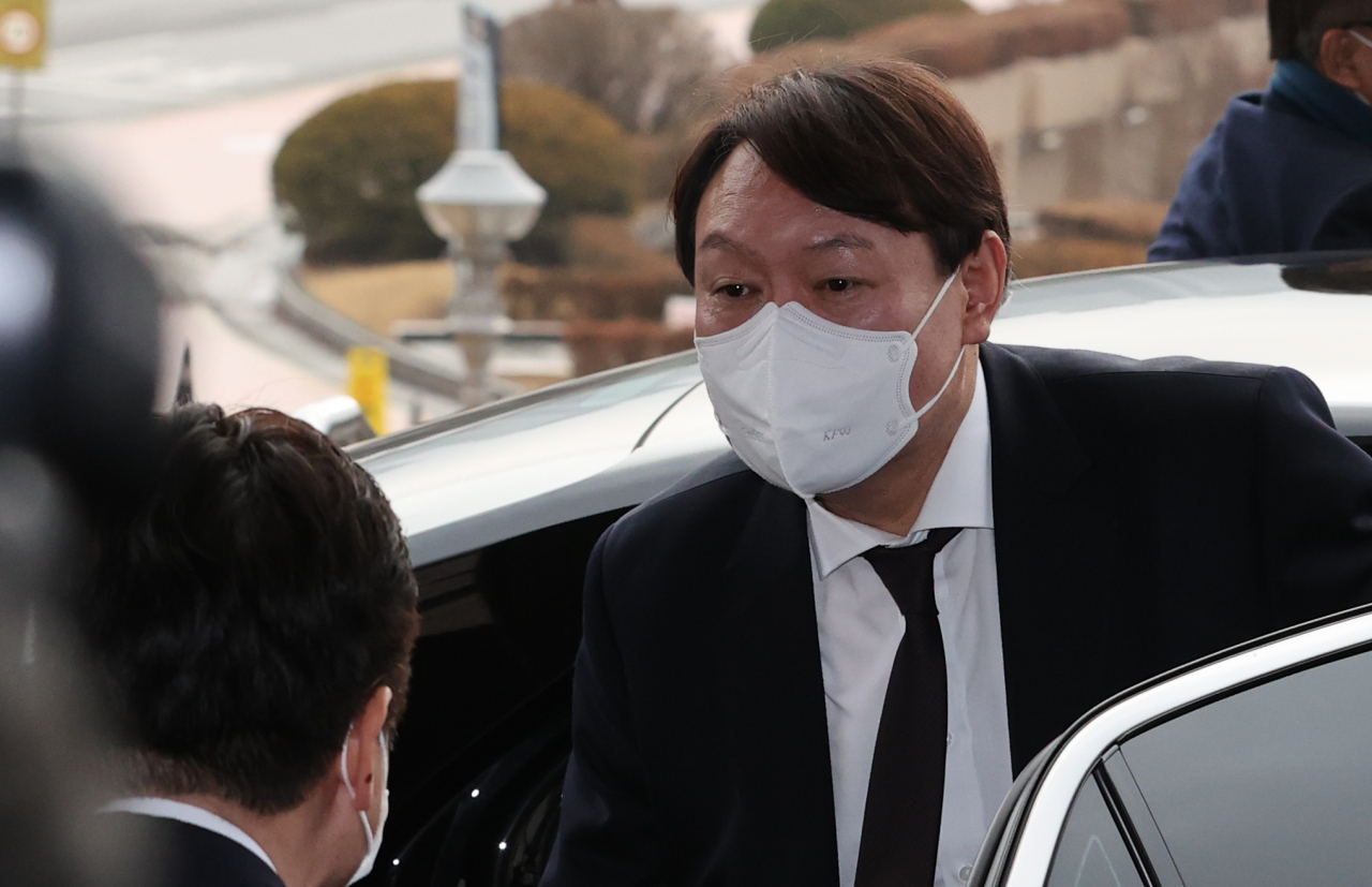 윤석열 검찰총장이 1일 오전 박범계 신임 법무부 장관을 예방하기 위해 정부과천청사 법무부에 도착해 차에서 내리고 있다. [연합]