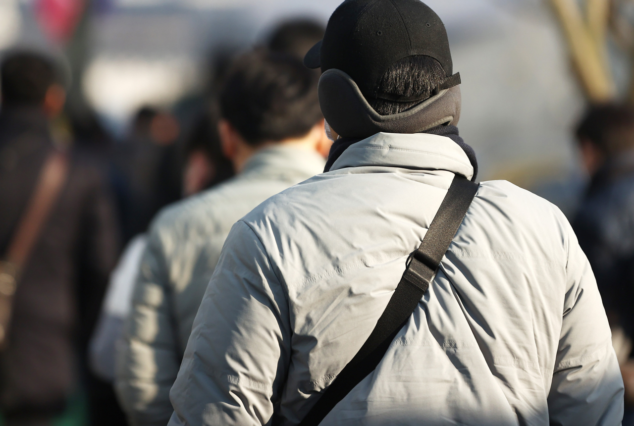 비교적 쌀쌀한 날씨가 찾아온 3일 오전 출근길 시민들이 두꺼운 옷차림으로 발걸음을 재촉하고 있다. [연합]