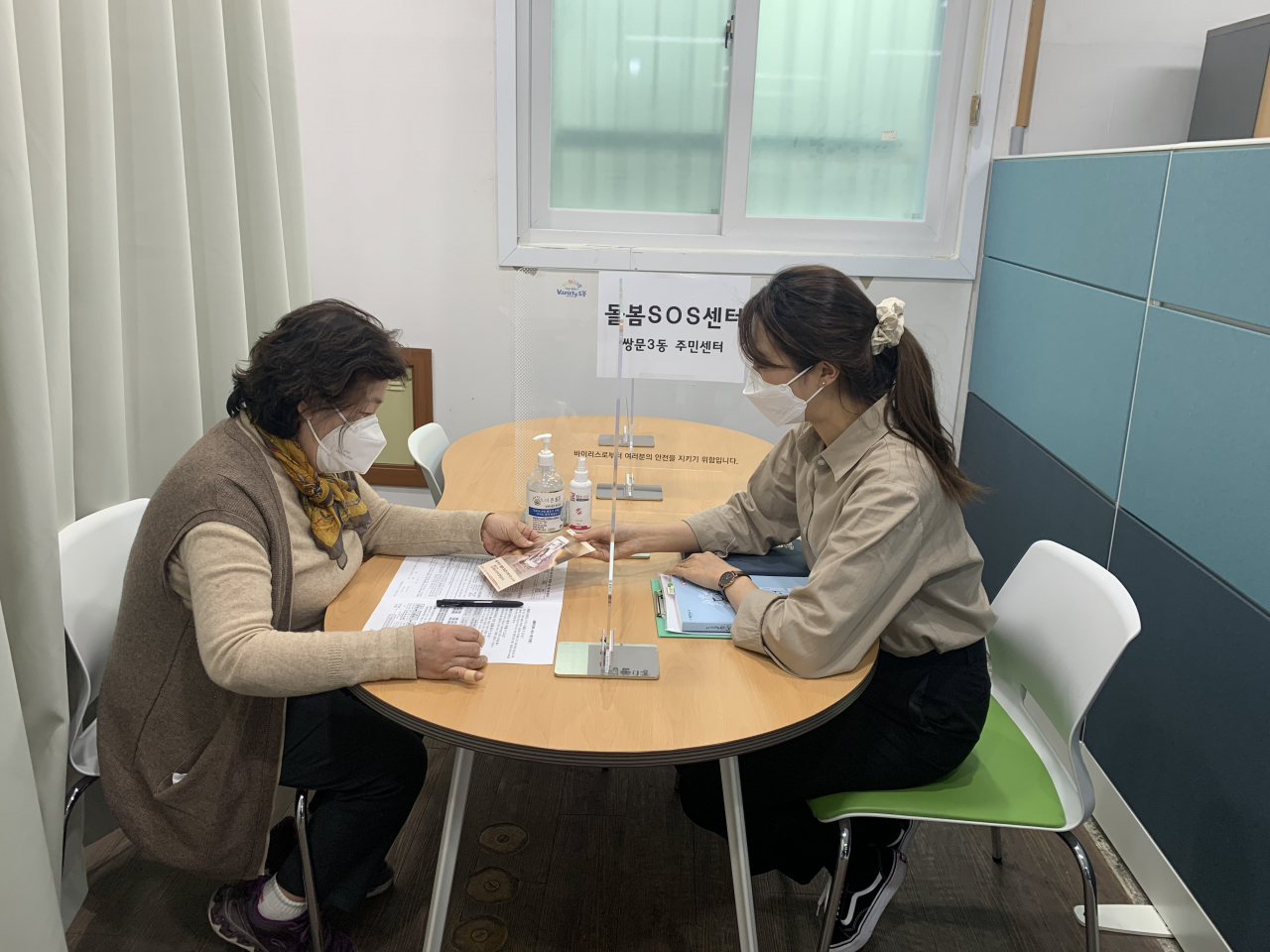 지난 2월 22일 도봉구 쌍문3동 돌봄SOS센터 돌봄매니저가 돌봄SOS서비스 신청자와 상담을 나누는 모습. [도봉구 제공]