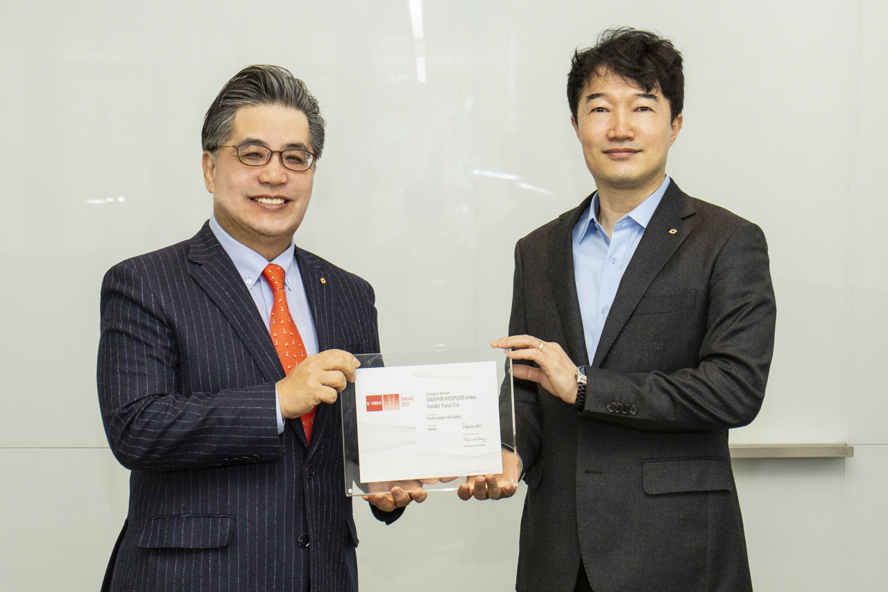 ‘2021 모닝스타 어워즈’에서 베스트 한국 대형주 펀드 부문을 수상한 대신자산운용 구희진 대표(왼쪽)와 펀드운용역 정만성 상무가 기념 사진을 촬영하고 있다. [대신증권 제공]