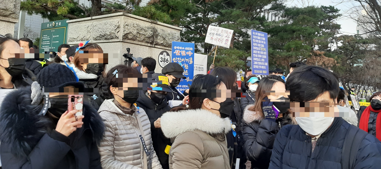 3일 오전 서울 양천구 남부지방법원 앞에 정인이 양모 장모 씨의 호송차가 들어서자, 시민들이 모여 규탄하고 있다. [주소현 기자/addressh@heraldcorp.com]