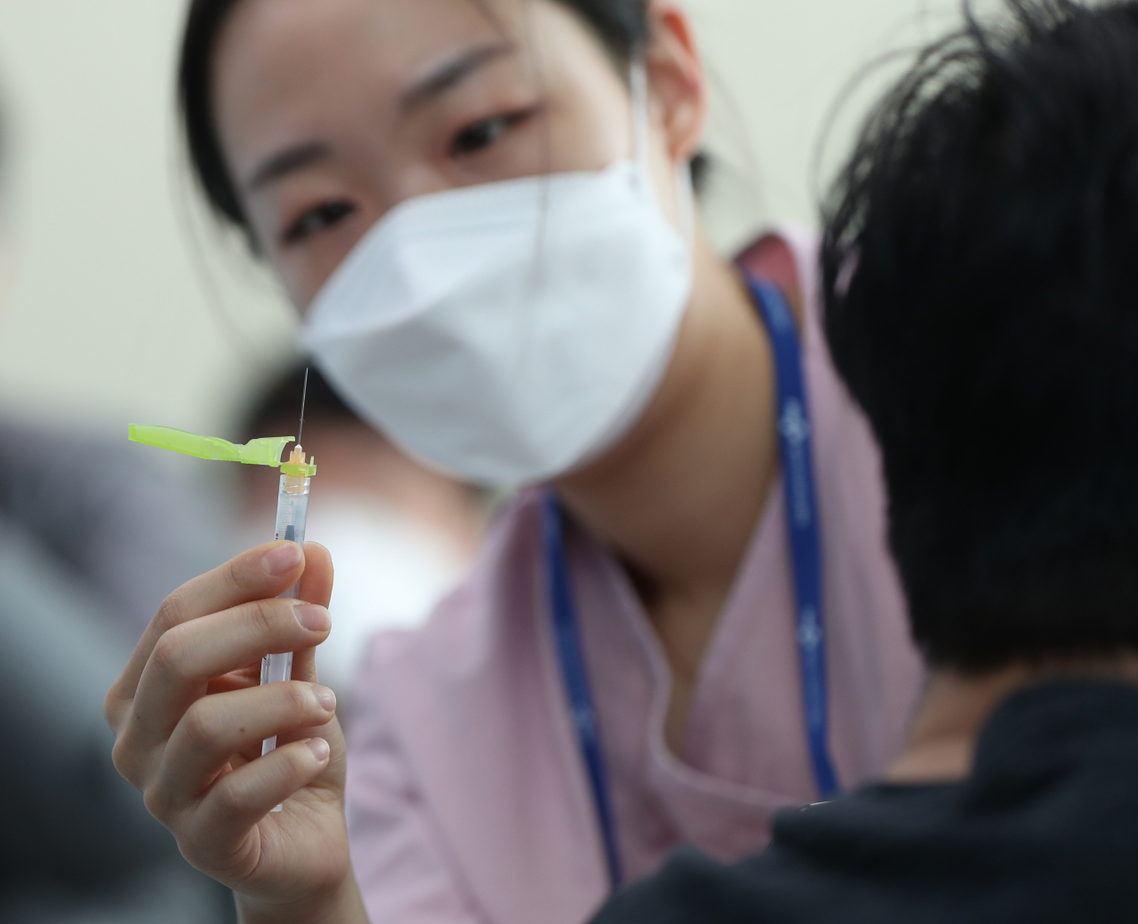 권역별 화이자 백신 접종 시작 첫날인 3일 오전 경남 양산 부산대학교병원에서 의료진이 화이자 접종을 준비하고 있다. [연합]
