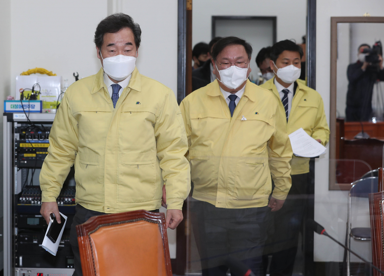 이낙연 더불어민주당 대표가 3일 오전 서울 여의도 국회에서 열린 최고위원회의에 입장하고 있다. 이상섭 기자/