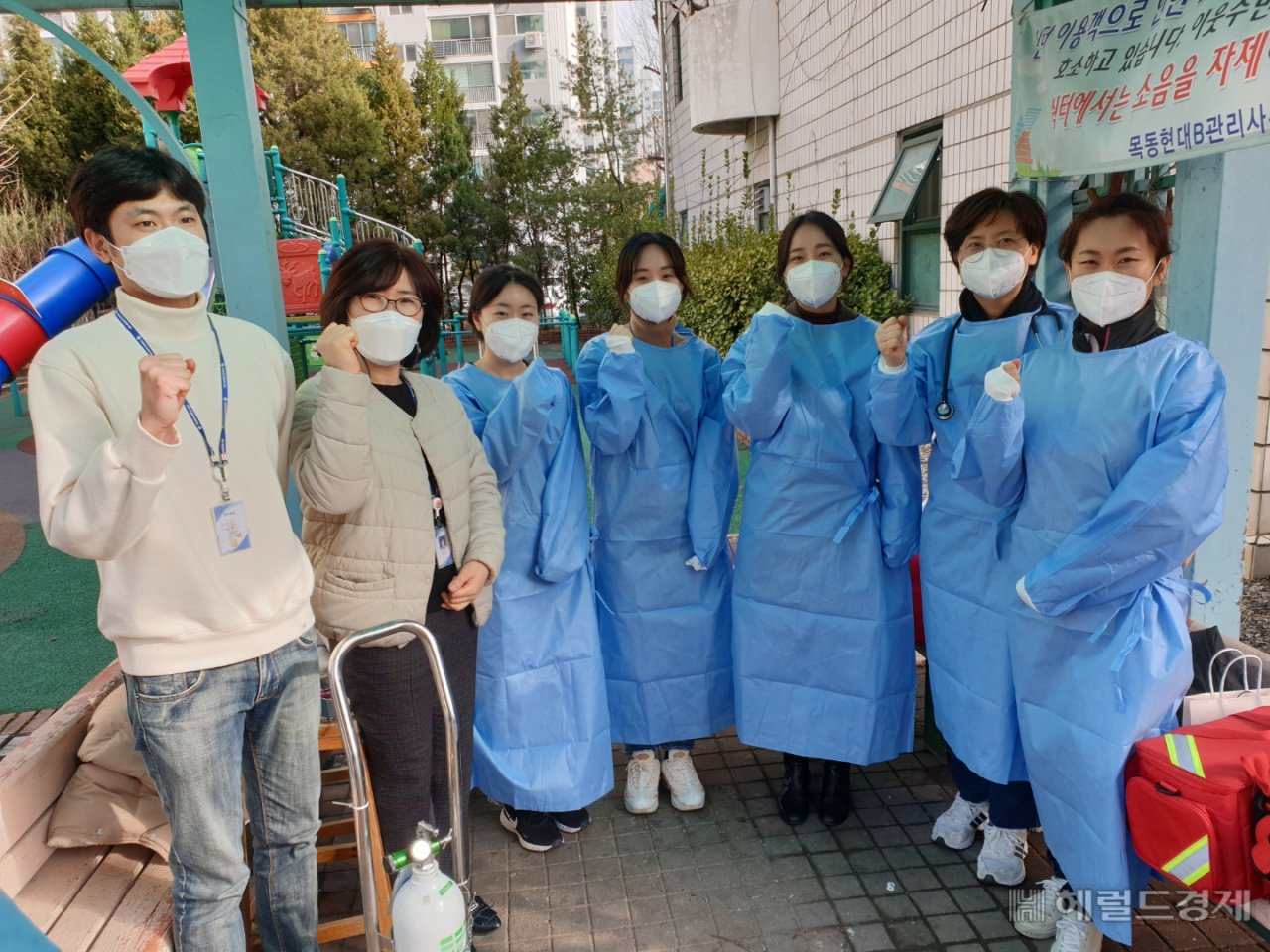 양천구보건소 방문예방접종팀원들이 예방접종에 앞서 화이팅을 외치고 있다. [양천구 제공]