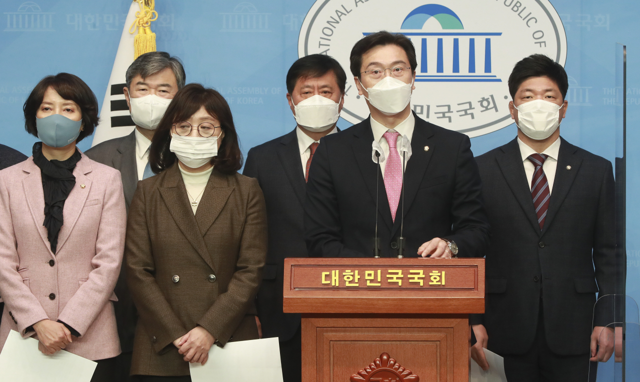 국민의힘 소속 의원 73명은 3일 오전 서울 여의도 국회 소통관에서 기자회견을 열고 ‘한·미연합훈련 정상화 및 한미동맹 강화’를 촉구했다. 강민국 의원이 범여권 국회의원의 한·미연합군사훈련 연기 촉구 성명서 발표에 대해 “대한민국 국민의 생명과 안전을 최우선으로 삼아야 할 정부와 국회의원이라는 존재 자체를 부정하는 것과 다름없다”고 주장하고 있다. [헤럴드경제=이상섭 기자]