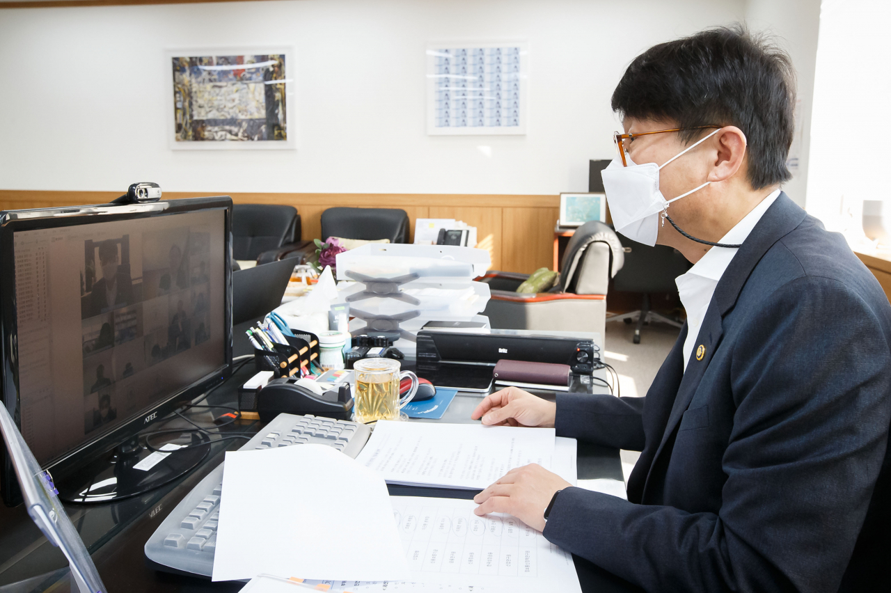 도규상 금융위원회 부위원장이 3일 서울 종로구 정부서울청사에서 기업금융 현황 및 리크스 요인 점검회의를 비대면 화상회의로 진행하고 있다. [금융위 제공]