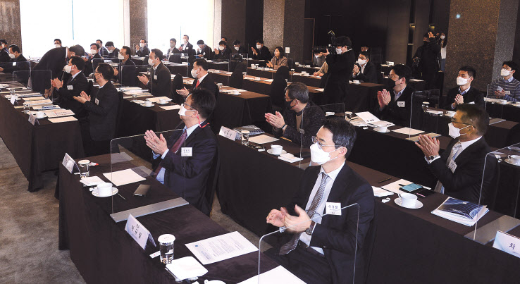 3일 오전 서울 소공로 더 플라자 호텔 다이아몬드홀에서 열린 ‘미래리더스포럼(Future Leaders Forum)’에서 윤관석 국회 정무위원회 위원장의 강연을 경청한 후 참석자들이 박수를 치고 있다. 이상섭 기자