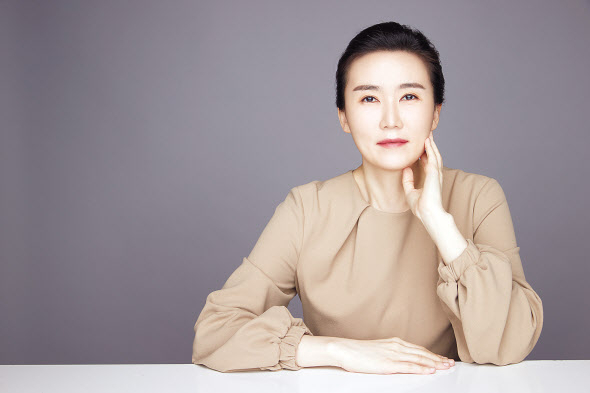 김정하 클렙 부대표(엔씨소프트 상무)는 “K팝 팬덤 활동에 2, 3차 IT 콘텐츠들이 유기적으로 연동돼 더욱 새로운 K팝 브랜드 가치를 형성할 것”이라며 “이는 K팝과 K컬처에 대한 글로벌 브랜드 파워로 여러 부가 사업들에도 시너지를 낼 수 있는 동력이 될 것”이라고 말했다. 걸그룹 아이즈원은 유니버스 안에서 초능력을 가진 마법학교 학생이라는 세계관을 바탕으로 지구의 평화에 앞장선다. 유니버스에선 자체적으로 구축한 세계관을 통해 예능, 음악 등 다양한 콘텐츠를 선보이며 팬덤을 공고히 다지고 있다(아래). [클렙 제공]