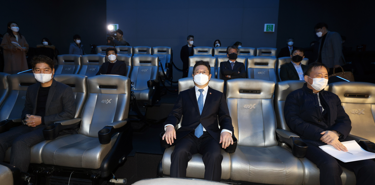 황희 문화체육관광부 장관이 3일 서울 용산구 CGV용산점을 방문해 코로나19 대응 상황 현장 점검을 하고 있다. [문체부 제공]