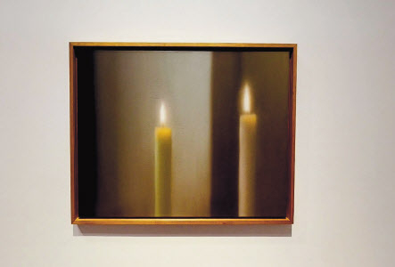 마크 로스코, 무제(붉은 바탕위의 검정과 오렌지), 1962(위쪽), 게르하르트 리히터, 두 개의 촛불, 1982 [리움 전시 모습]