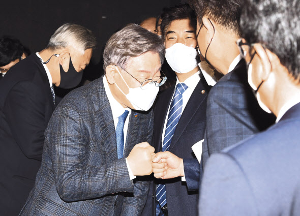 이재명 경기도지사가 3일 오전 서울 영등포구 글래드호텔에서 열린 경기지역 국회의원 정책협의회에서 의원들과 인사를 나누고 있다.[국회사진기자단]