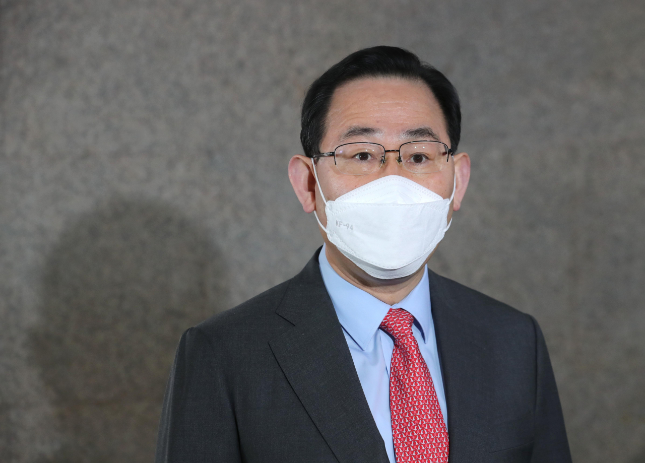 주호영 국민의힘 원내대표가 3일 국회 원내대표실 앞에서 취재진의 질문에 답하고 있다. [헤럴드경제=이상섭 기자]