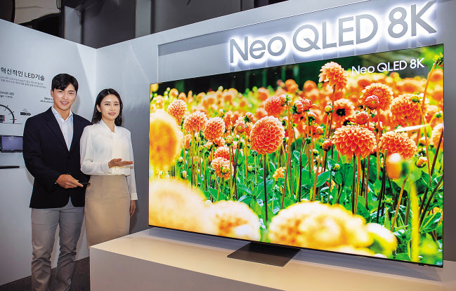 삼성전자 모델이 3일 서울 서초동에 위치한 삼성 딜라이트에서 신제품 Neo QLED TV를 소개하고 있다. [삼성전자 제공]
