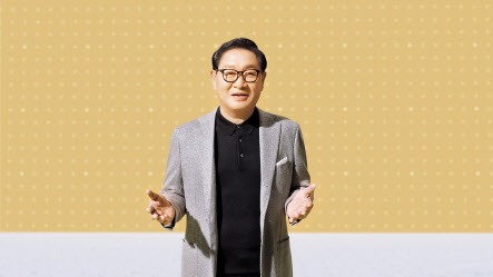 삼성전자가 2일(미국 현지시간) 온라인으로 진행한 ‘Unbox & Discover’ 행사에서 영상디스플레이사업부장 한종희 사장이 환영사를 하고 있다. [삼성전자 제공]