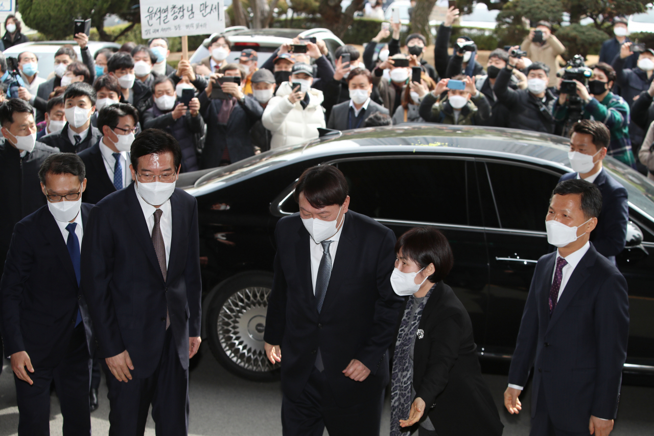 윤석열 검찰총장이 3일 오후 직원과의 간담회를 위해 대구고검과 지검을 방문하고 있다.[연합]