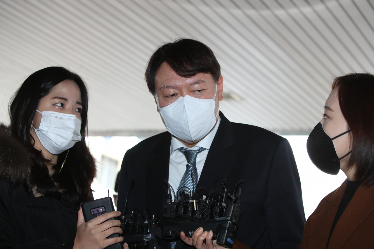 윤석열 검찰총장이 3일 오후 직원과의 간담회를 위해 대구고검과 지검을 방문한 자리에서 취재진의 질문에 답하고 있다. [연합]