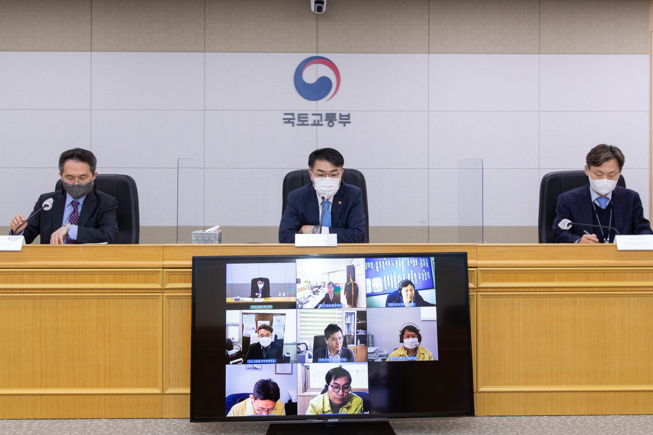 3일 윤성원 국토교통부 1차관(가운데) 주재로 경기·부산 등 대도시권 지자체 부단체장 등이 참여한 ‘3080+ 주택공급대책’ 추진 간담회 모습. [국토교통부 제공]