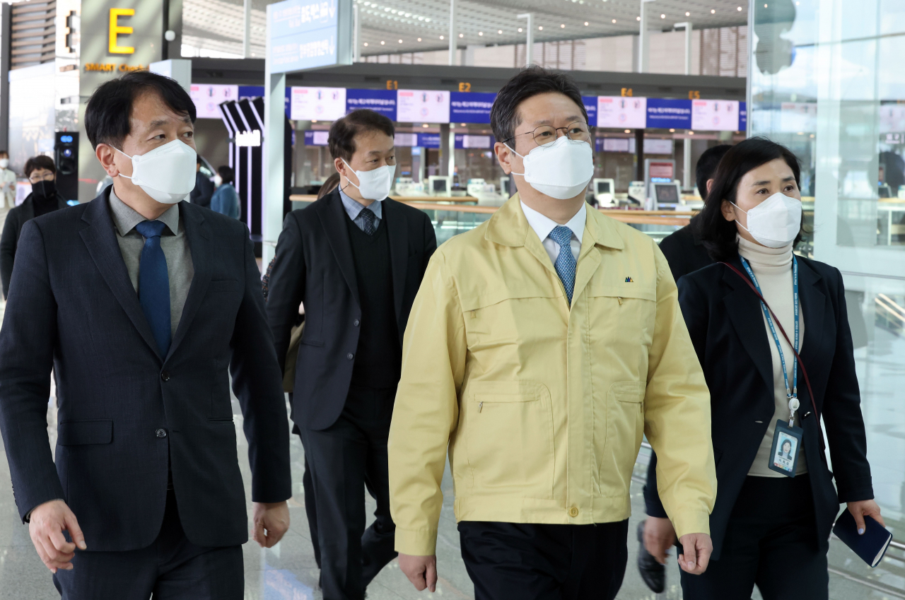 황희 장관(가운데), 안영배 한국관광공사 사장(왼쪽) 등 국제관광시장 회복의 주역들이 인천공항을 둘러보고 있다.