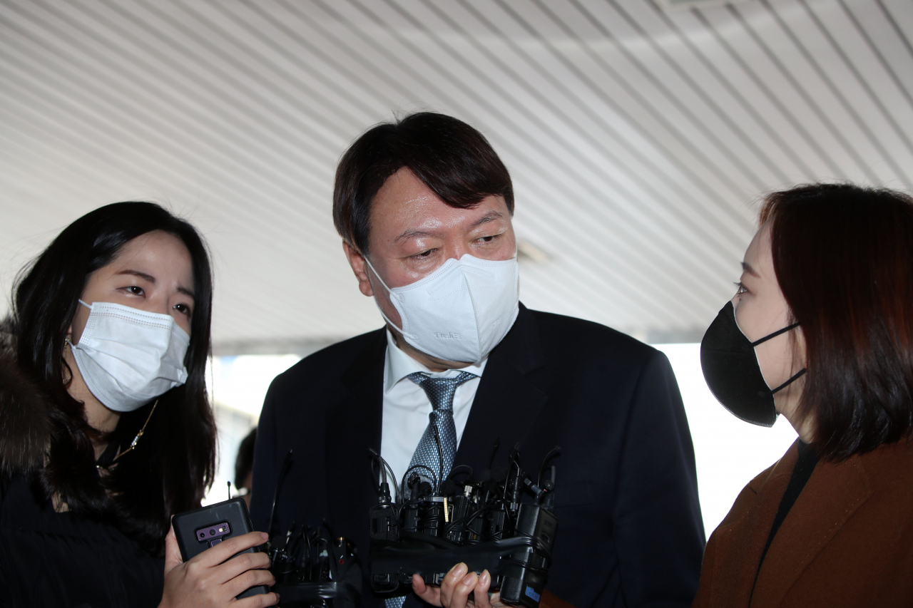 윤석열 검찰총장이 3일 오후 직원과의 간담회를 위해 대구고검과 지검을 방문한 자리에서 취재진의 질문에 답하고 있다. 연합뉴스