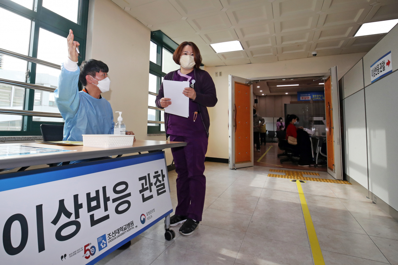 3일 오전 광주 동구 조선대학교병원 의성관에 설치된 신종 코로나바이러스 감염증(코로나19) 호남권역 예방접종센터에서 화이자 백신 접종 대상자가 이상반응 관찰 대기 장소로 이동하고 있다. 연합뉴스