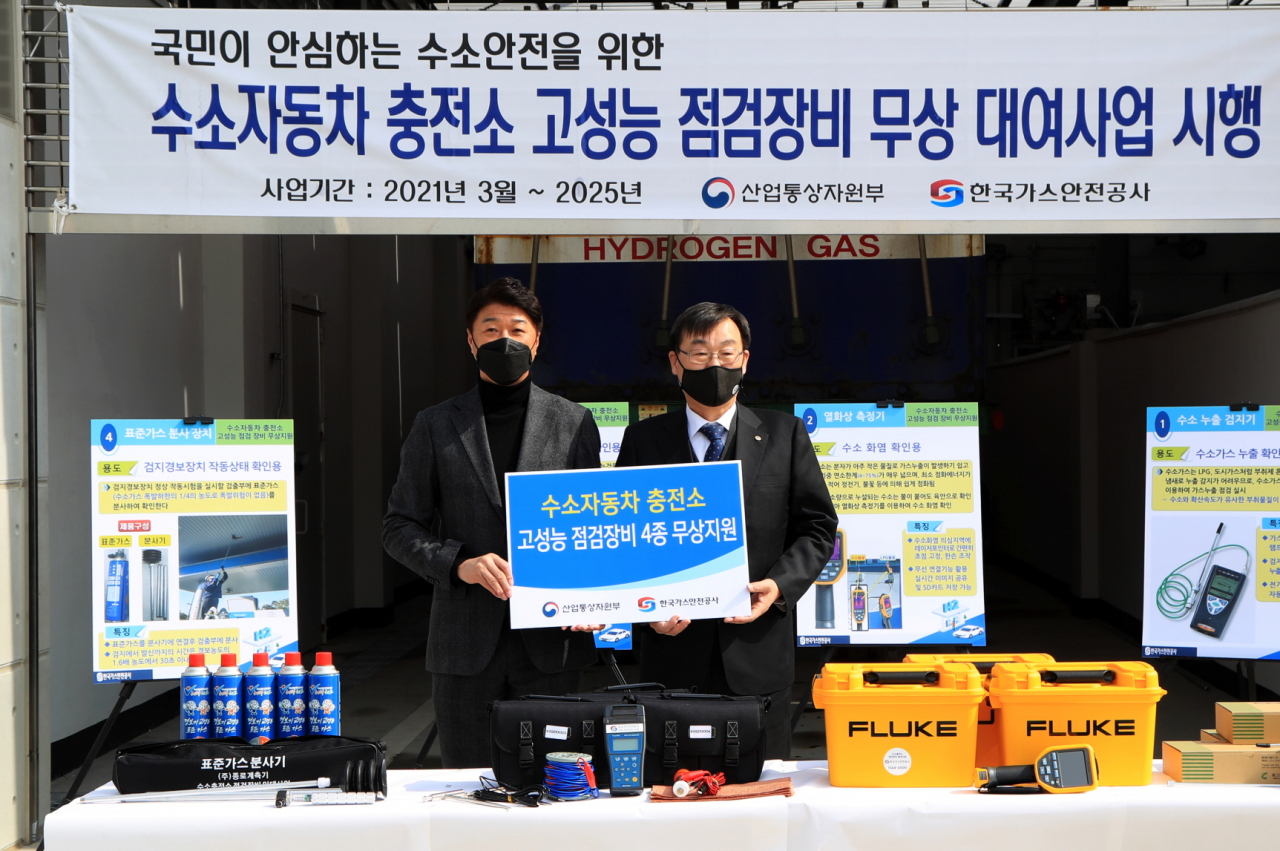 임해종(오른쪽) 한국가스안전공사 사장은 3일 충북 음성 삼한수소충전소에서 열린 고성능 안전 점검 장비 무상대여 전달식에서 기념촬영을 하고 있다.［한국가스안전공사 제공］