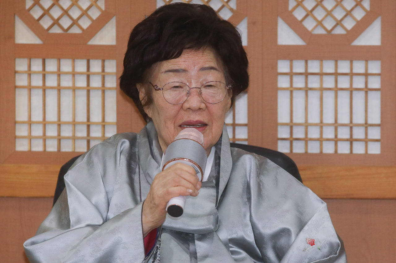 e Yong-soo, a victim of Japan's wartime sexual slavery, speaks during a press meeting at the Foreign Ministry in Seoul on Wednesday, after meeting Foreign Minister Chung Eui-yong. (Yonhap)