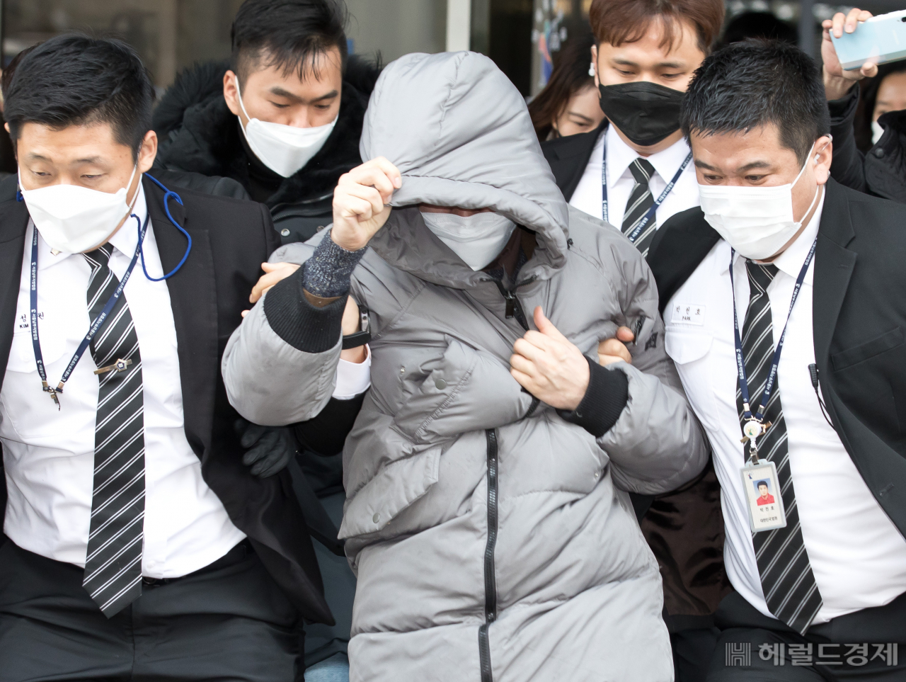 지난 1월 열린 첫 공판에서 정인이 양부인 안모씨가 공판을 마친 후 법원을 나서고 있다. [헤럴드DB]