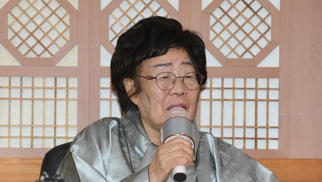 Lee Yong-soo, a victim of Japan's wartime sexual slavery, speaks during a press meeting at the foreign ministry in Seoul on Wednesday, after meeting Foreign Minister Chung Eui-yong. (Yonhap)